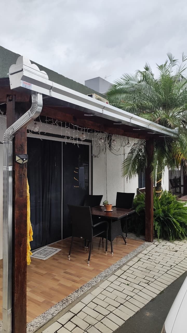 Calha branca e condutor galvanizado em pergolado de área gourmet em Penha, SC