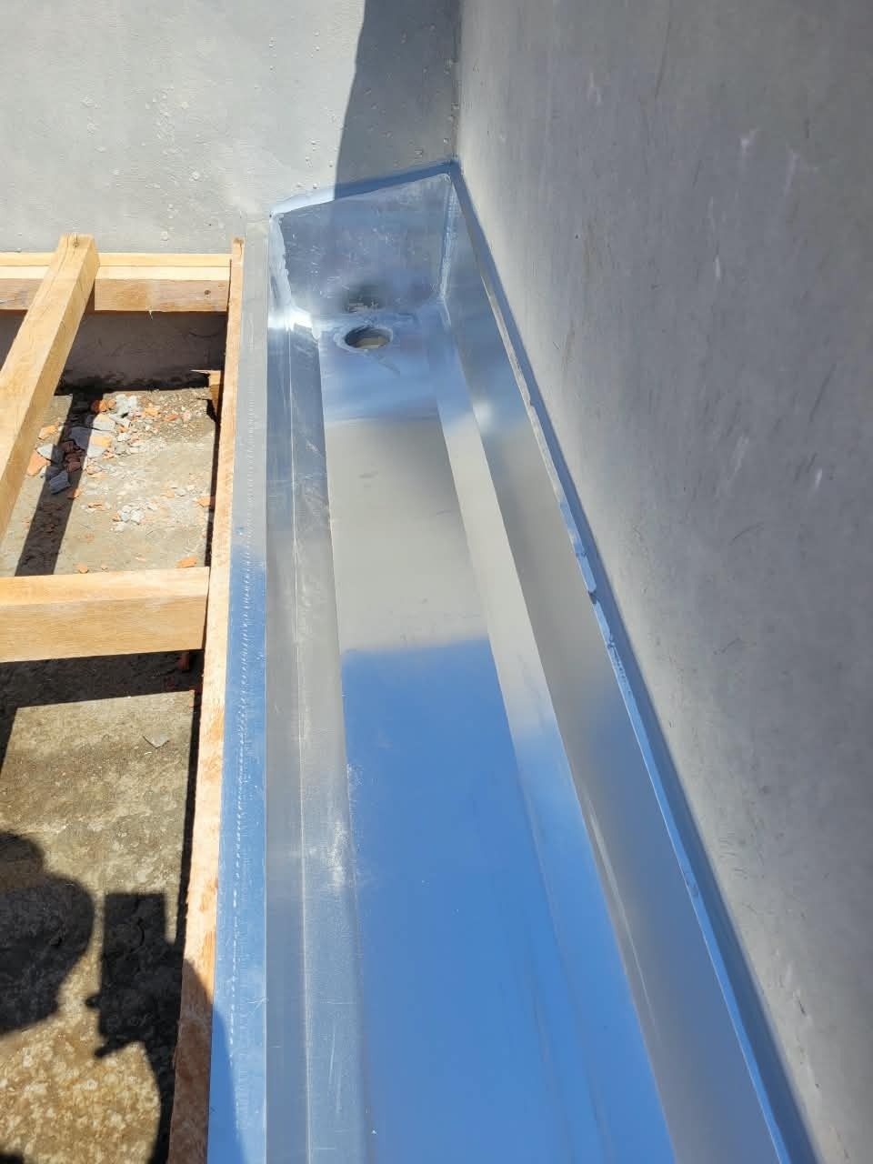 Saída de água pluvial soldada em calha de platibanda em Penha, SC