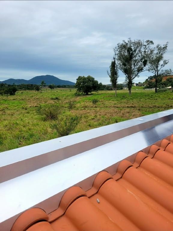 Calha instalada em telhado colonial de residência em área rural de Penha, SC