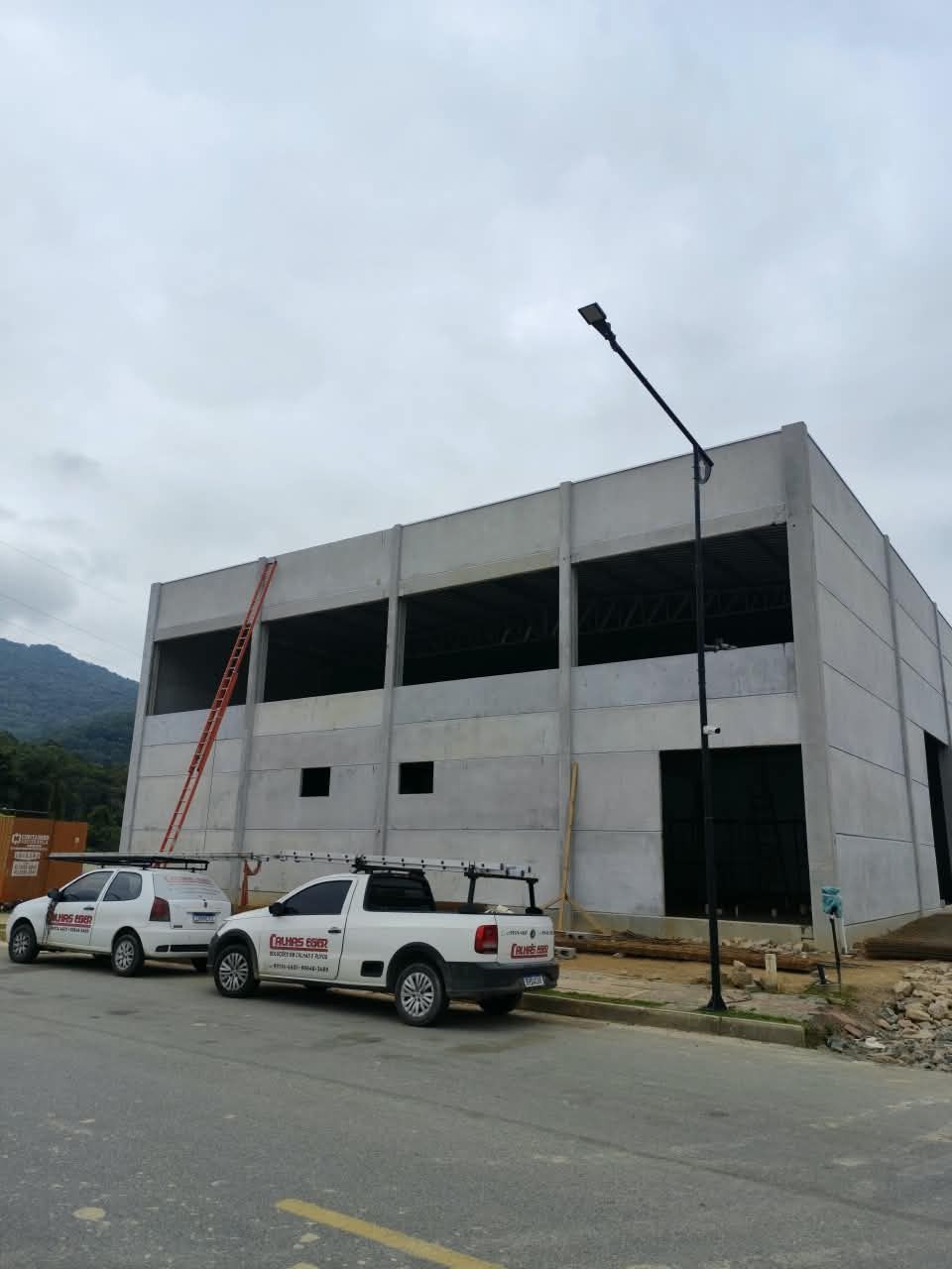Veículos e equipe da Calhas Eger em obra de galpão comercial em Penha, SC