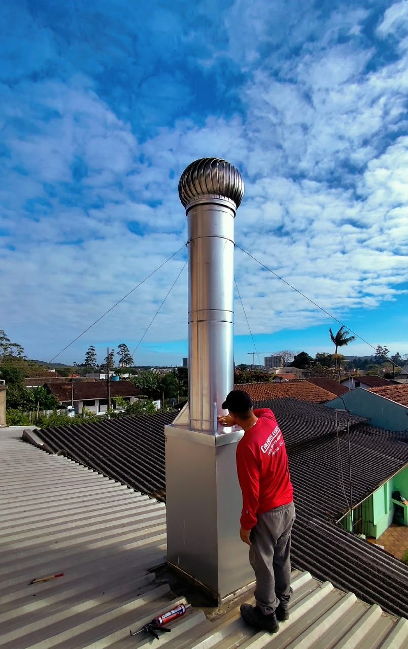 Chaminé de inox com exaustor eólico instalada em telhado em Penha, SC