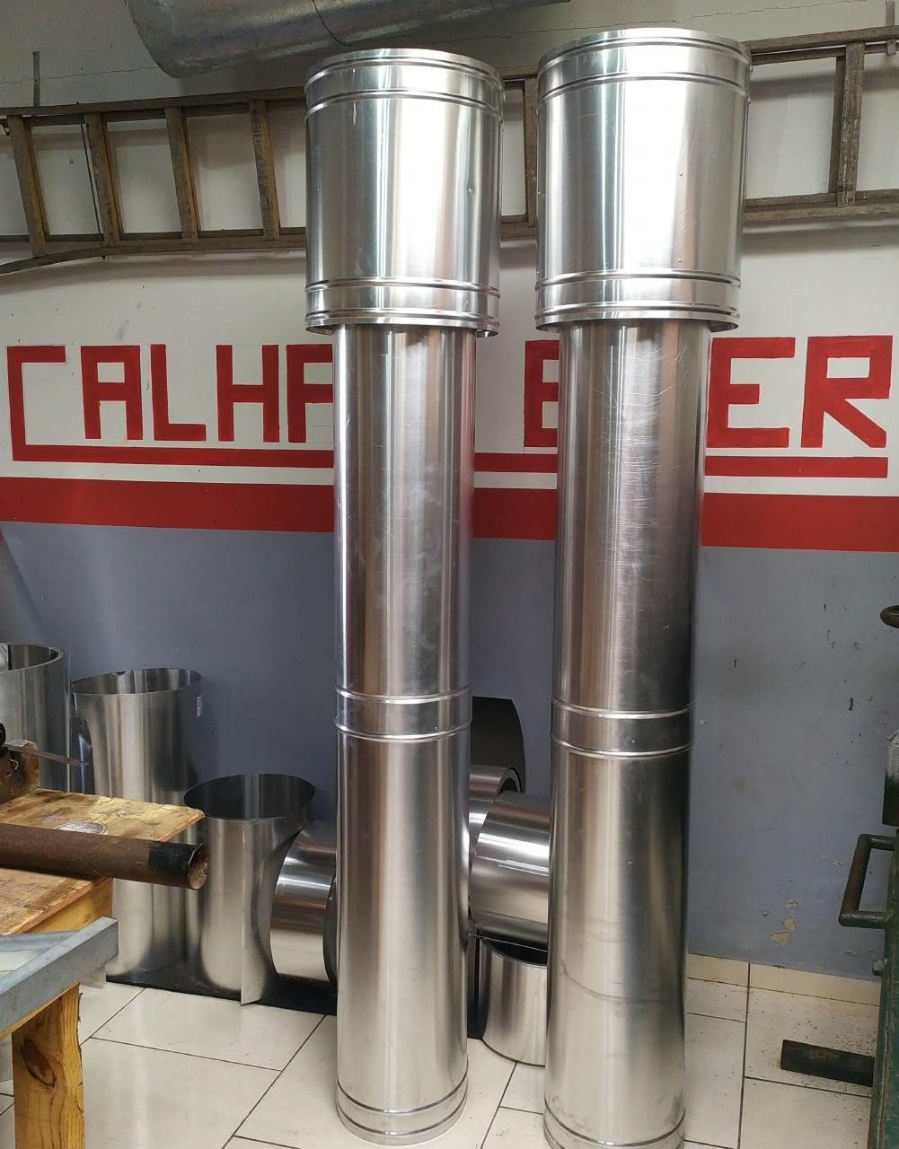 Dutos de inox fabricados na oficina própria da Calhas Eger em Penha, SC
